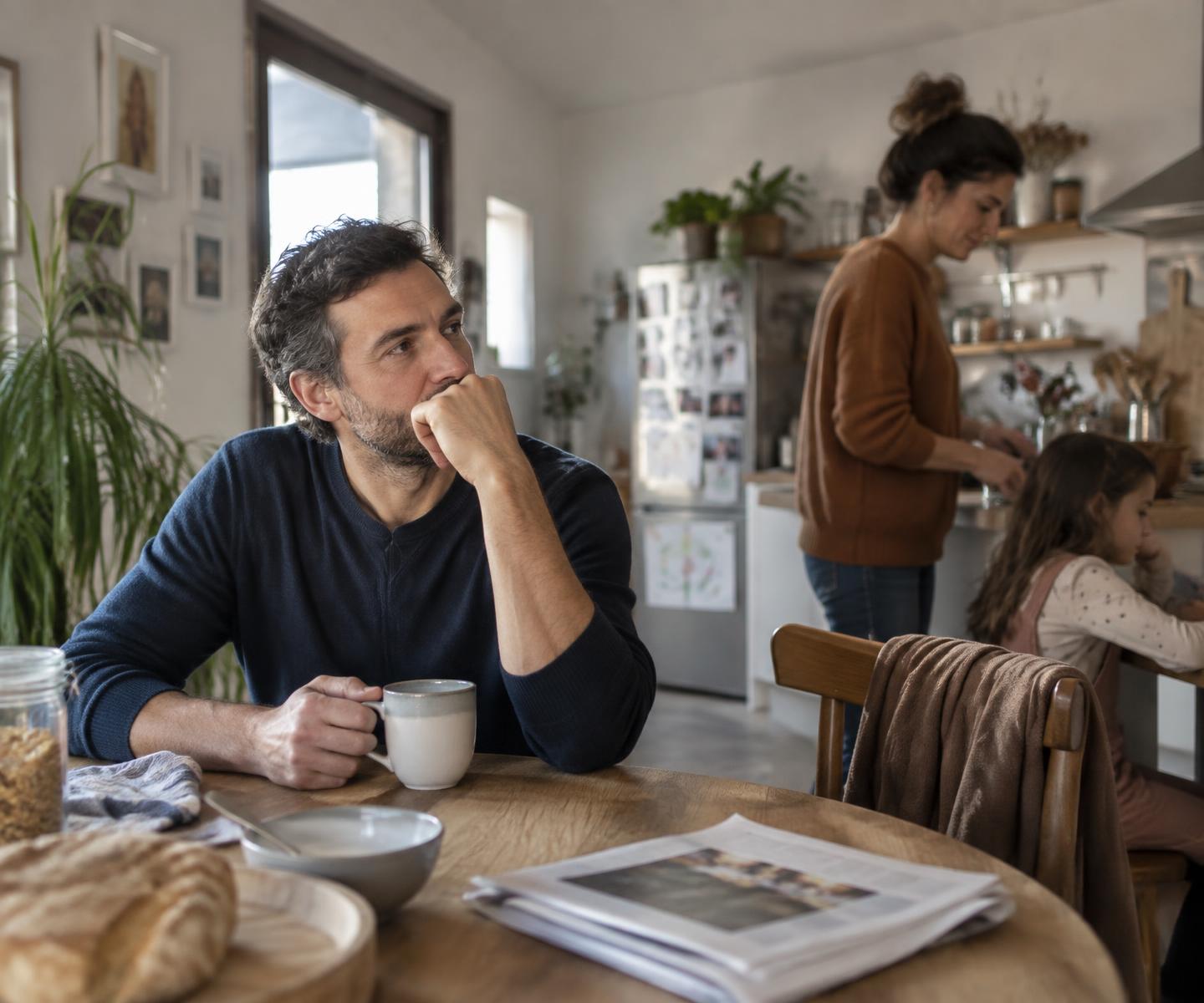 Un père prend un instant de recul pendant une scène ordinaire de vie familiale
